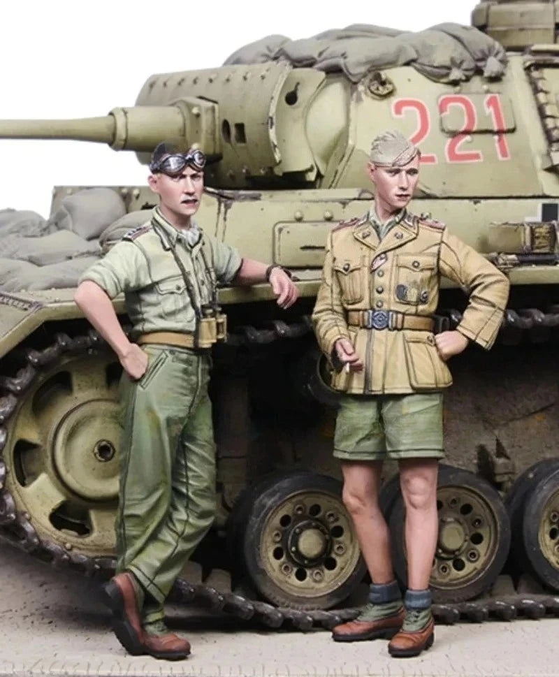 1/35 WWII German Panzer Crew with Tank Commander, 2 Figures, Resin Model Figure Kit, Unassembled and Unpainted