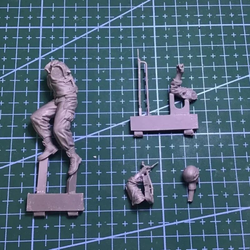 1/35 Modern Israeli Soldier Violin Musician, Resin Model Figure Kit, Unassembled and Unpainted