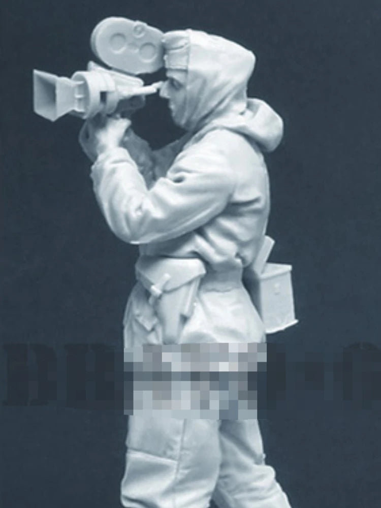 1/35 WWII German Photographer with Telephoto Lens, Resin Model Figure Kit, Unassembled and Unpainted