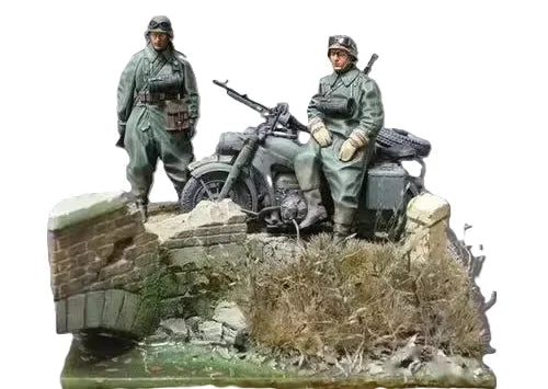 1/35 Modern Infantry Soldiers on Base, 2 Figures, Resin Model Diorama Kit, Unassembled and Unpainted
