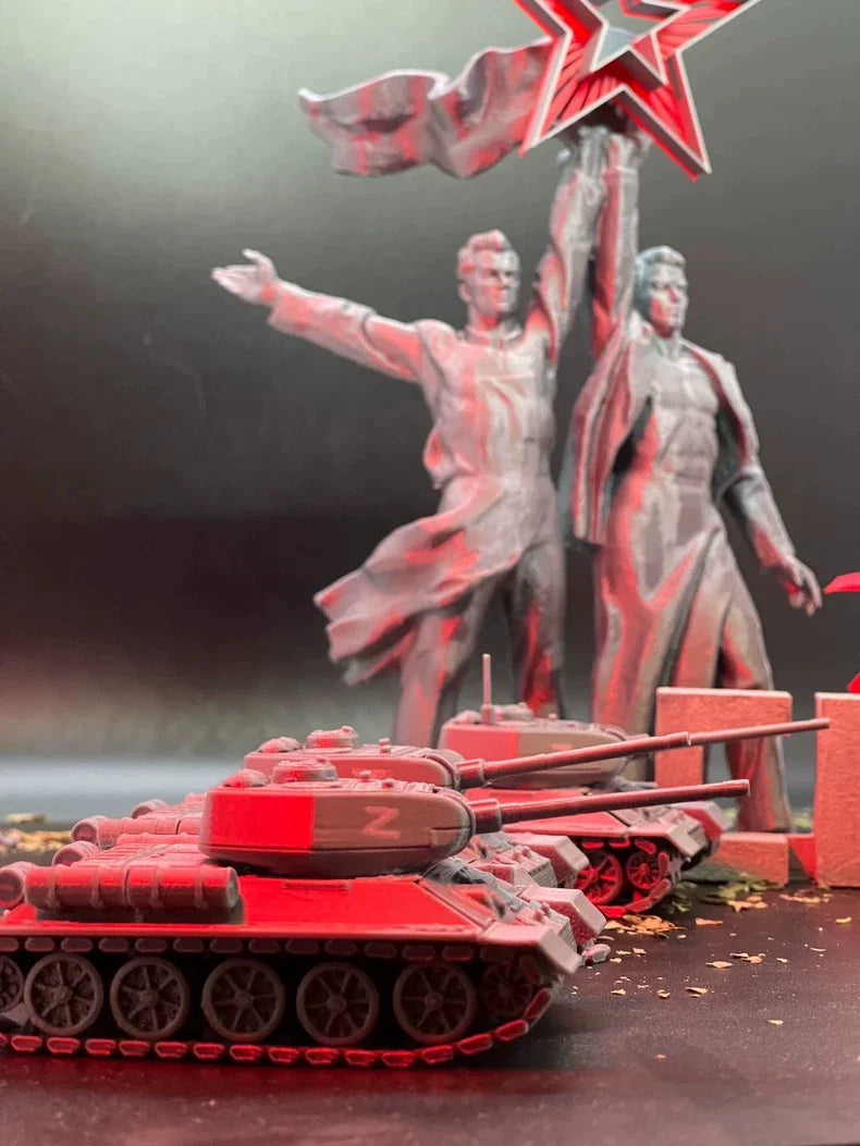 200mm Cold War Soviet Monument, 2 Figures, Resin Model Diorama Kit, Unassembled and Unpainted
