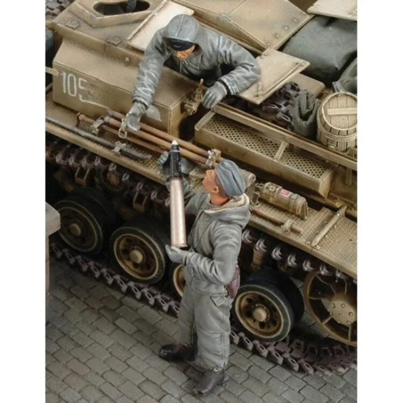1/35 WWII German Panzer Loader and Commander, 2 Figures, Resin Model Figure Kit, Unassembled and Unpainted