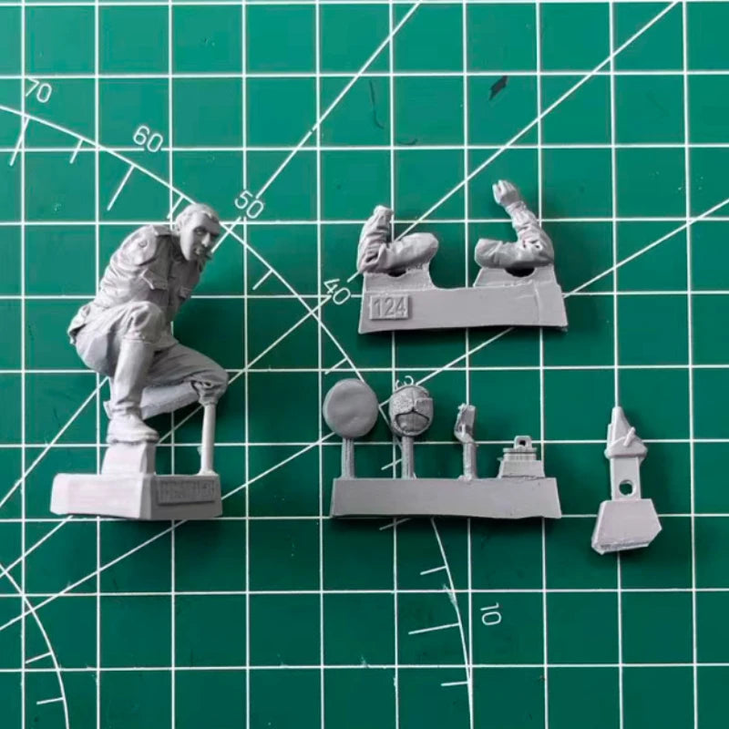 1/35 WWII Soviet Soldier Crouching with Rifle, Resin Model Figure Kit, Unassembled and Unpainted