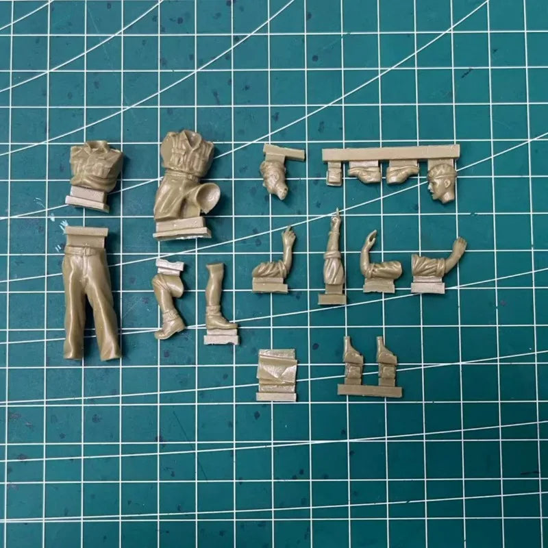 1/35 WWII British Tankers North Africa, 2 Figures, Resin Model Figure Kit, Unassembled and Unpainted