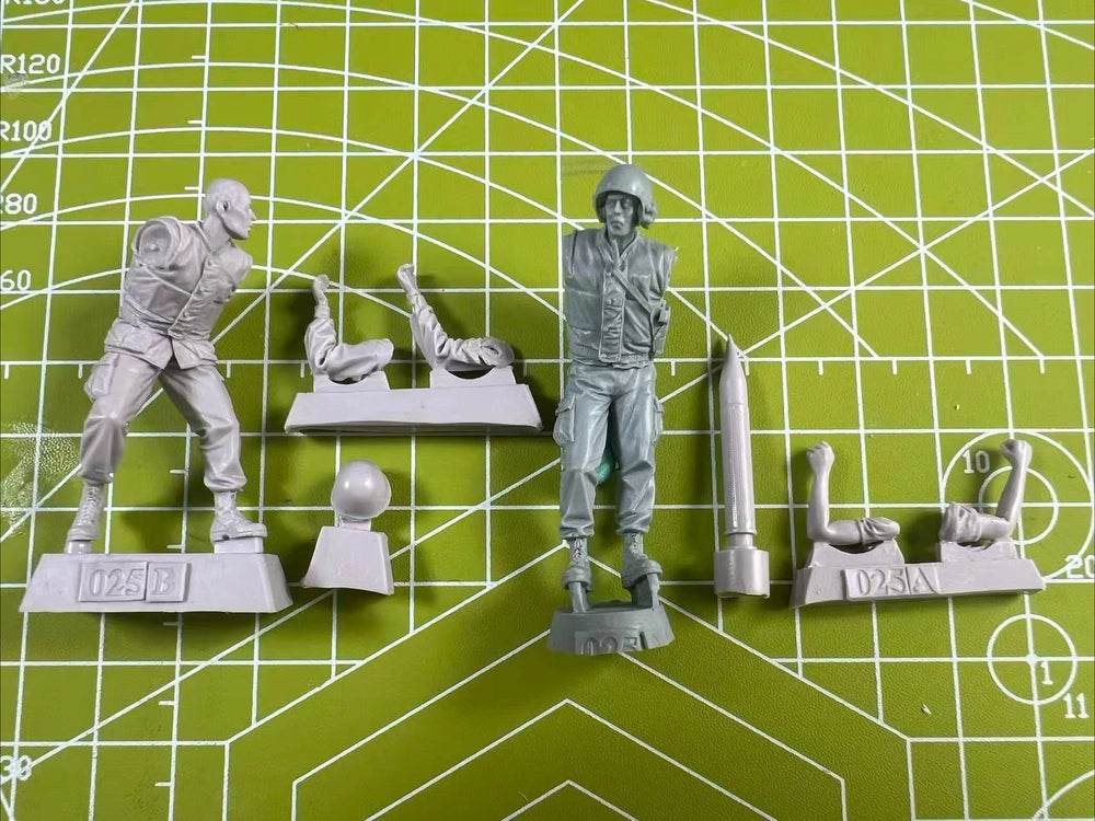 1/35 WWII Allied Artillery Crew, 2 Figures, Resin Model Figure Kit, Unassembled and Unpainted