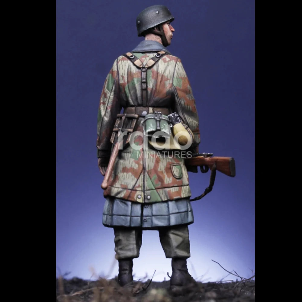1/35 WWI German Infantryman at Ready with Rifle, Resin Model Figure Kit, Unassembled and Unpainted