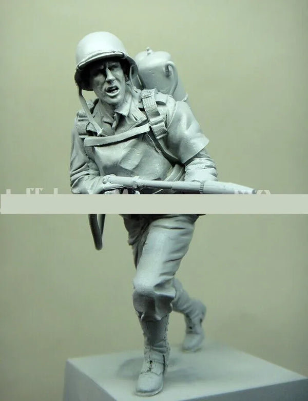 1/16 WWII American Infantryman Advancing with Full Pack, Resin Model Figure Kit, Unassembled and Unpainted