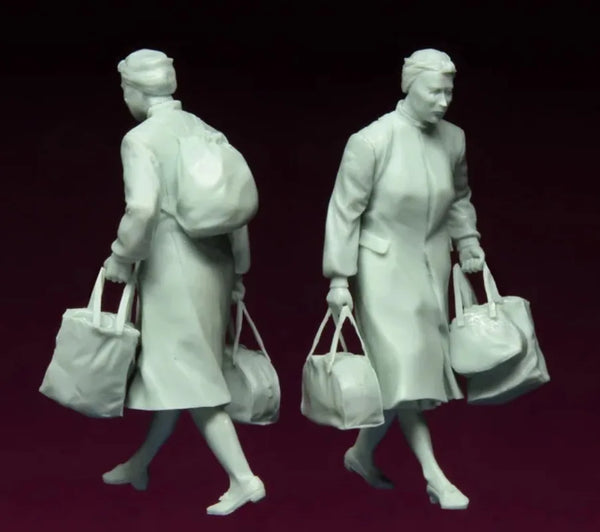 1/35 WWII Female Refugees with Luggage, 4 Figures, Resin Model Figure Kit, Unassembled and Unpainted