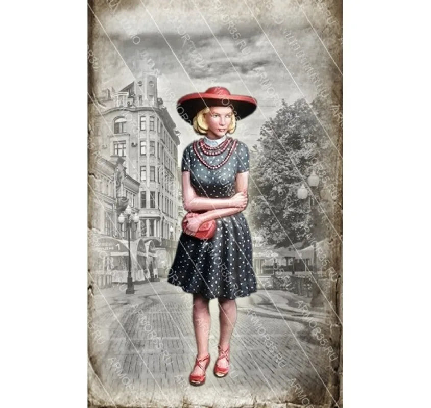 1/35 WWII Civilian Woman in Evening Coat, Resin Model Figure Kit, Unassembled and Unpainted