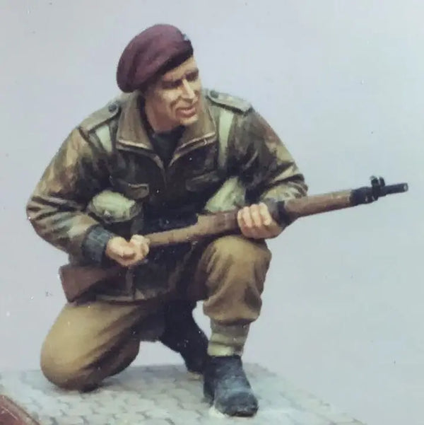 1/35 WWII British Infantryman Kneeling with Rifle, Resin Model Figure Kit, Unassembled and Unpainted