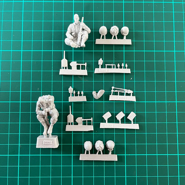 1/35 WWII Allied Combat Team, 2 Figures, Resin Model Figure Kit, Unassembled and Unpainted