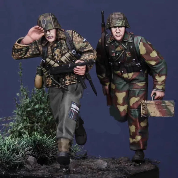 1/35 WWII German Grenadier and Ammunition Bearer, 2 Figures, Resin Model Figure Kit, Unassembled and Unpainted