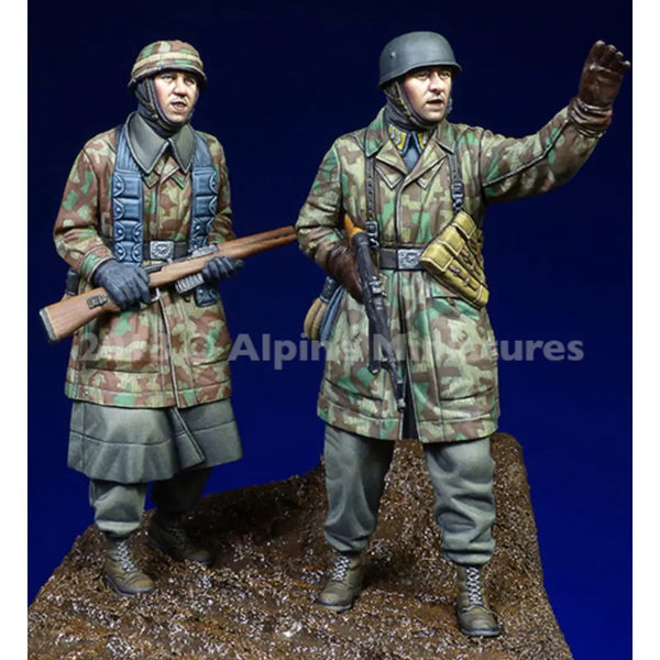 1/35 WWII German Infantry Signaling with Rifleman, 2 Figures, Resin Model Figure Kit, Unassembled and Unpainted