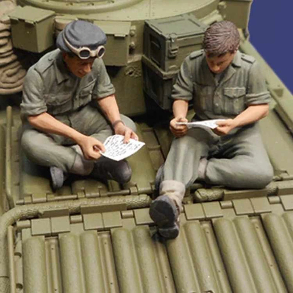 1/35 WWII Tank Crew with Letter, 2 Figures, Resin Model Figure Kit, Unassembled and Unpainted