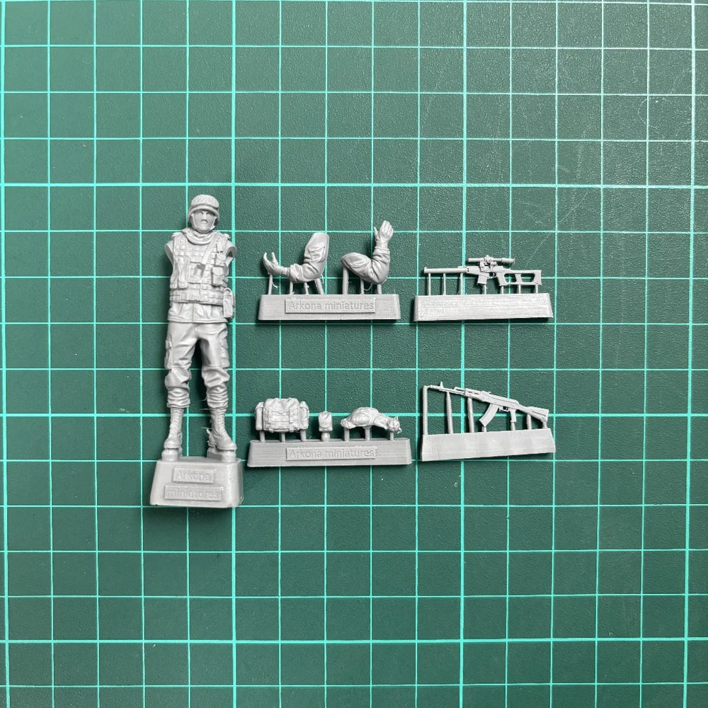 1/35 Modern Russian Soldier with Cat, Resin Model Figure Kit, Unassembled and Unpainted