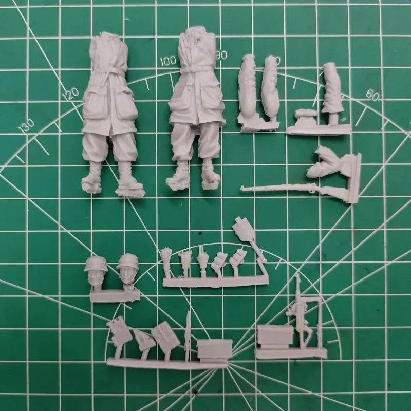 1/35 WWII German Fallschirmjäger Officer Pointing and Rifleman, 2 Figures, Resin Model Figure Kit, Unassembled and Unpainted