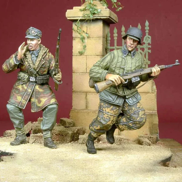 1/35 WWI British Infantry Attacking with Rifles and Grenades, 2 Figures, Resin Model Figure Kit, Unassembled and Unpainted