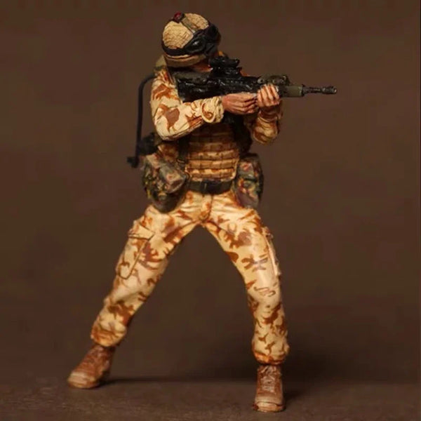1/35 Modern Soldier Aiming Rifle in Desert Camouflage, Resin Model Figure Kit, Unassembled and Unpainted