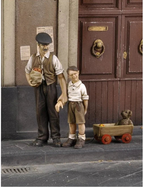 1/35 Interwar European Street Scene, 3 Figures, Resin Model Diorama Kit, Unassembled and Unpainted