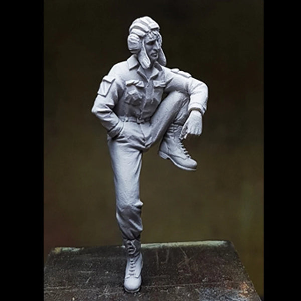1/35 WWII Soviet Rifleman Charging Forward, Resin Model Figure Kit, Unassembled and Unpainted