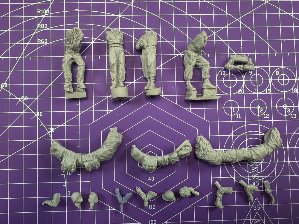 1/35 WWII German Cargo Truck with Soldiers, 4 Figures, Resin Model Figure Kit, Unassembled and Unpainted