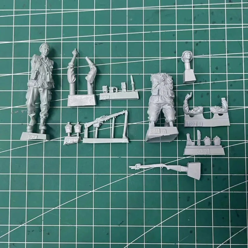 1/35 Vietnam War US Army Combat Squad with Ammo and Radio, 2 Figures, Resin Model Figure Kit, Unassembled and Unpainted