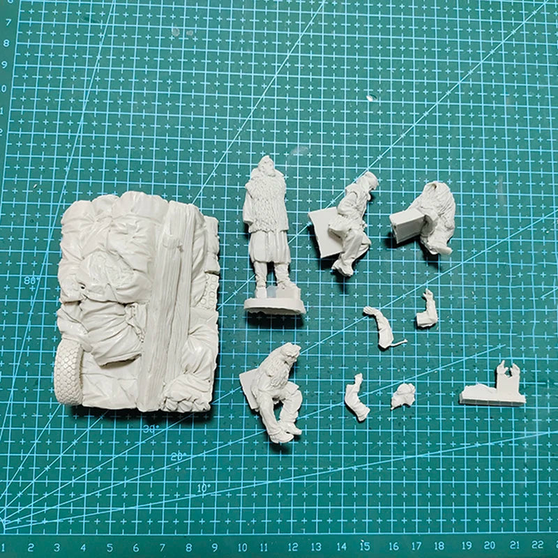 1/35 WWII Military with Vintage Truck, 4 Figures, Resin Model Figure Kit, Unassembled and Unpainted