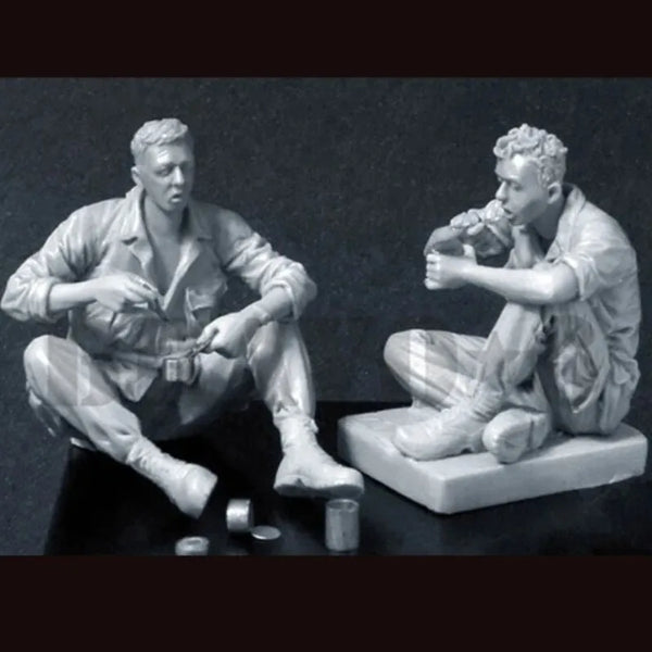 1/35 WWII American Infantry Resting, 2 Figures, Resin Model Figure Kit, Unassembled and Unpainted