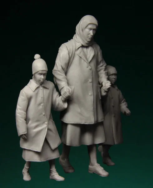 1/35 WWII Soviet Refugees, 3 Figures, Resin Model Figure Kit, Unassembled and Unpainted