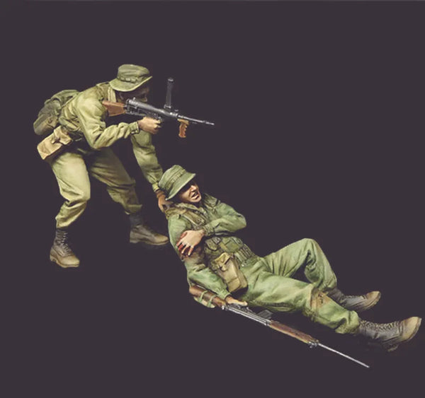 1/35 WWII Soviet Rifleman with Fallen Comrade, 2 Figures, Resin Model Figure Kit, Unassembled and Unpainted