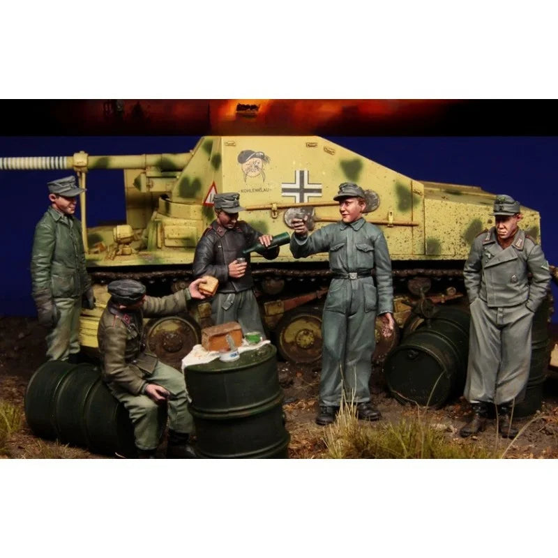 1/35 WWII German Officer Briefing Panzer Crew, 5 Figures, Resin Model Figure Kit, Unassembled and Unpainted