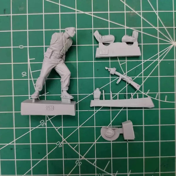1/35 Vietnam War Civilian Soldier, Resin Model Figure Kit, Unassembled and Unpainted