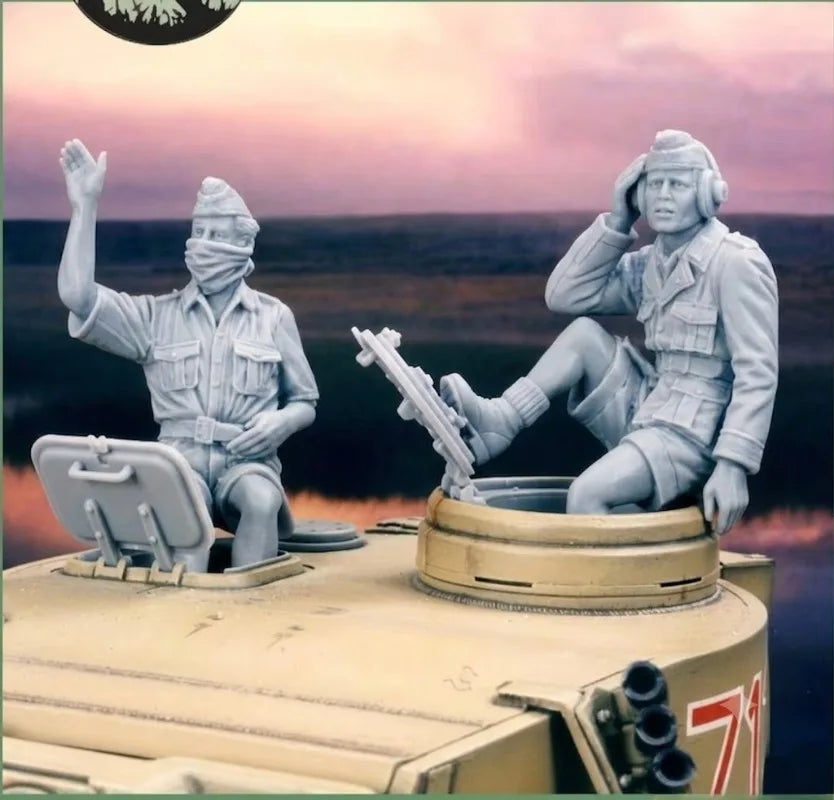1/35 WWII German Panzer Commander Signaling Crew, 2 Figures, Resin Model Figure Kit, Unassembled and Unpainted