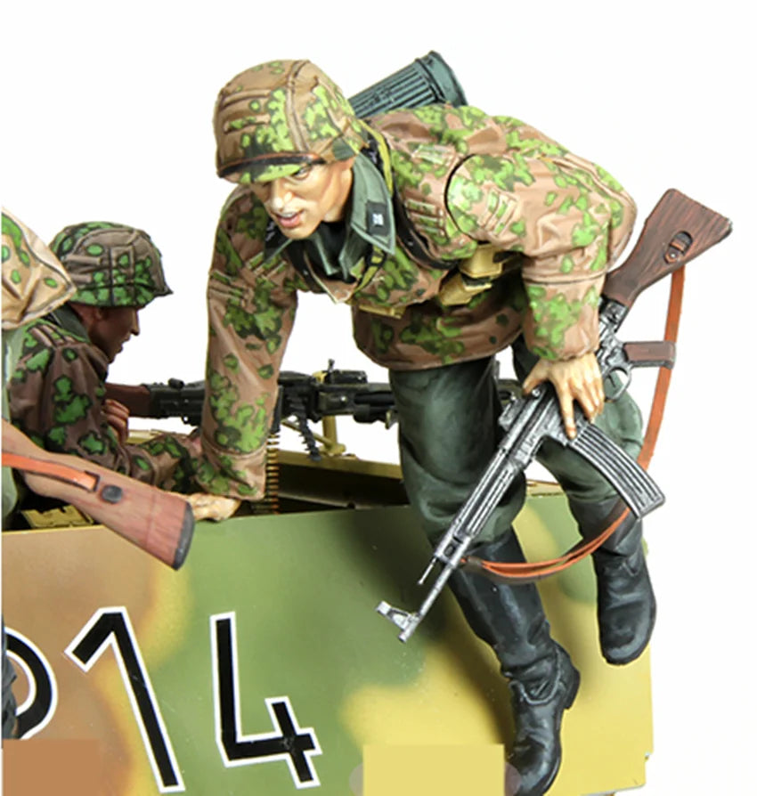 1/16 WWII German Infantry Crouching in Splinter Camouflage, Resin Model Figure Kit, Unassembled and Unpainted