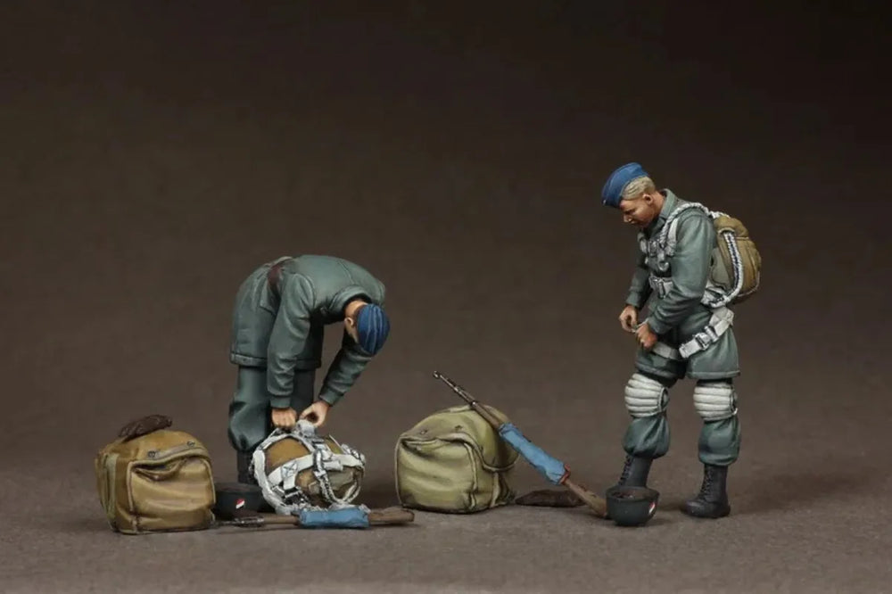 1/35 WWII German Fallschirmjäger with Blue Parachutes, 2 Figures, Resin Model Figure Kit, Unassembled and Unpainted