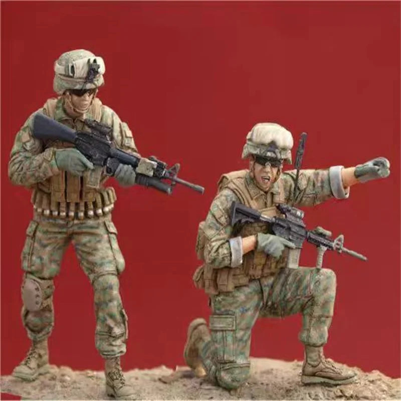 1/35 Modern Infantry Squad Leader Pointing Forward, 2 Figures, Resin Model Figure Kit, Unassembled and Unpainted