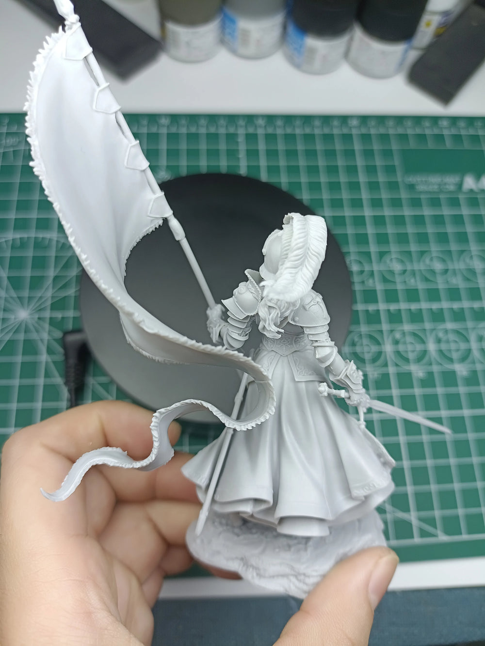 1/24 Medieval Sorceress Raising Battle Banner, Resin Model Figure Kit, Unassembled and Unpainted