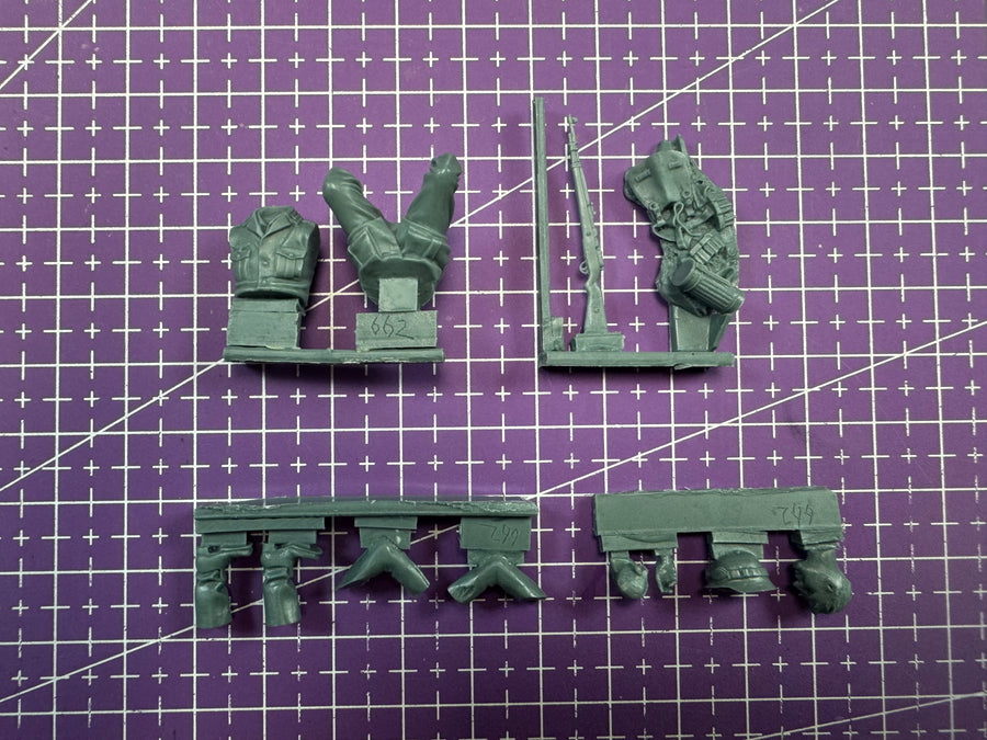 WWII German SS Panzer Soldier with K98 Rifle 1/35 Resin Figure Kit - resin model view 2