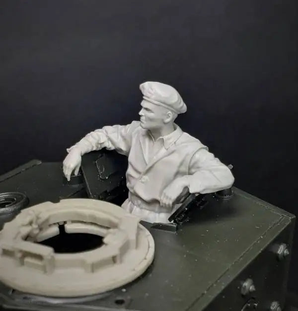 1/35 WWII German Officer Reading Map at Table, Resin Model Figure Kit, Unassembled and Unpainted