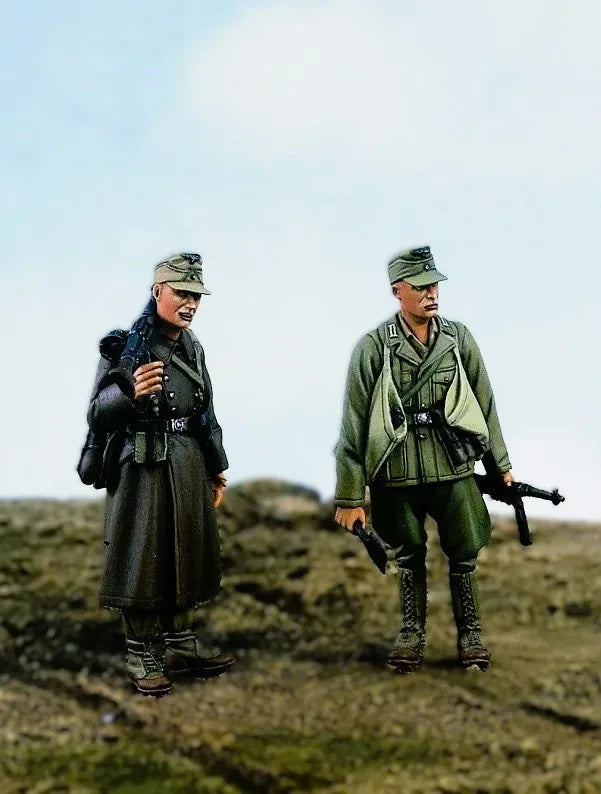 1/35 WWII German Officer in Overcoat with Armed Rifleman, 2 Figures, Resin Model Figure Kit, Unassembled and Unpainted