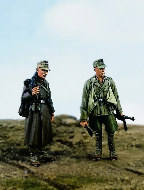 1/35 WWII German Officer in Overcoat with Armed Rifleman, 2 Figures, Resin Model Figure Kit, Unassembled and Unpainted
