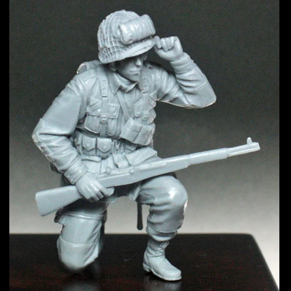1/35 WWII US Paratrooper Adjusting Helmet, Resin Model Figure Kit, Unassembled and Unpainted