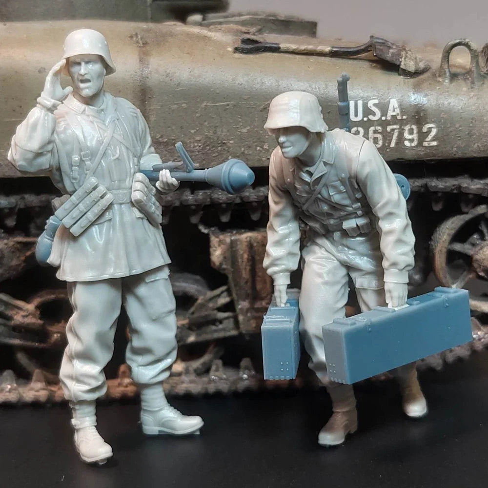 1/35 WWII US Infantry Loading Ammunition, 2 Figures, Resin Model Figure Kit, Unassembled and Unpainted