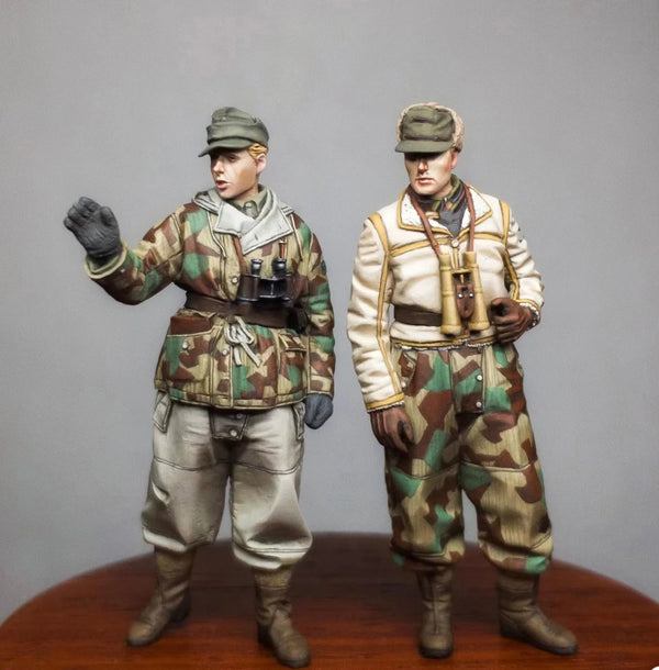1/35 WWII Soldiers in Desert & Camouflage Uniforms, 2 Figures, Resin Model Figure Kit, Unassembled and Unpainted