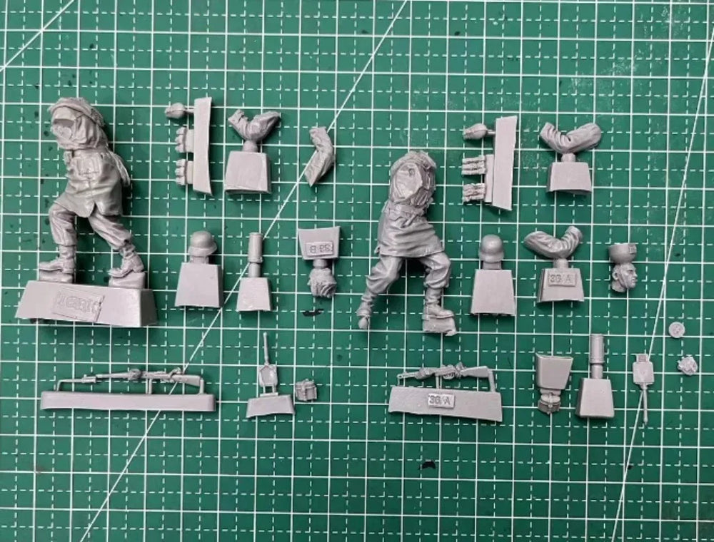 1/35 WWII Soviet Kharkiv 1943, 2 Figures, Resin Model Figure Kit, Unassembled and Unpainted