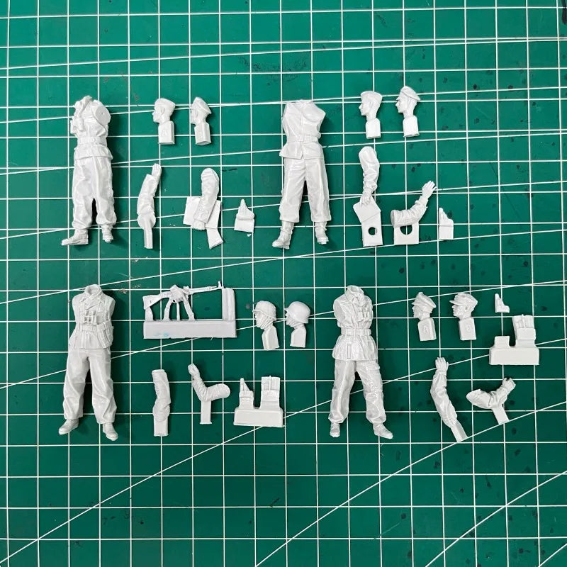 1/35 WWII German Officer Leading Mixed Squad, 4 Figures, Resin Model Figure Kit, Unassembled and Unpainted