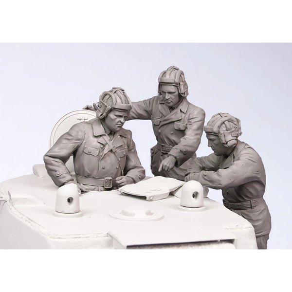 1/35 WWII Soviet Tank Crew at Turret Hatch, 3 Figures, Resin Model Figure Kit, Unassembled and Unpainted