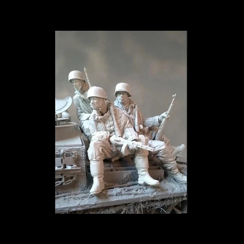 120mm WWII Soldier Crew, 3 Figures, Resin Model Figure Kit, Unassembled and Unpainted