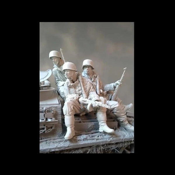 120mm WWII Soldier Crew, 3 Figures, Resin Model Figure Kit, Unassembled and Unpainted