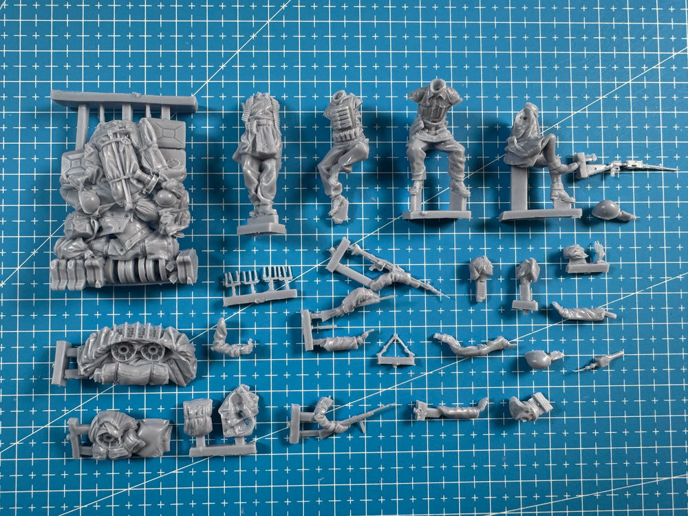 1/35 WWII German Panzer Crew with Turret Ring, 4 Figures, Resin Model Figure Kit, Unassembled and Unpainted